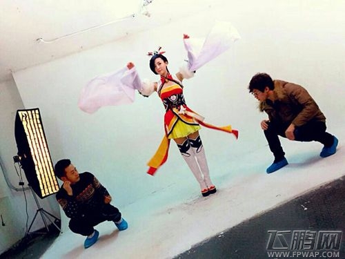 吴倩领衔手游《三国之乱舞》 女将COS幕后花絮抢先曝 (2)
