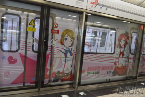 Love Live！学员偶像祭“痛”地铁众粉丝围观 (2)