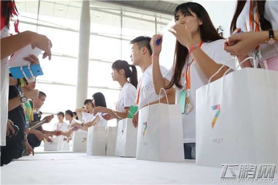 2015小米科技新品发布会：13点00分MIUI专属T恤 (1)