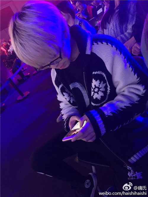 虎牙直播嗨氏微博心态爆炸 王者荣耀十万迷妹争相安慰 (5)