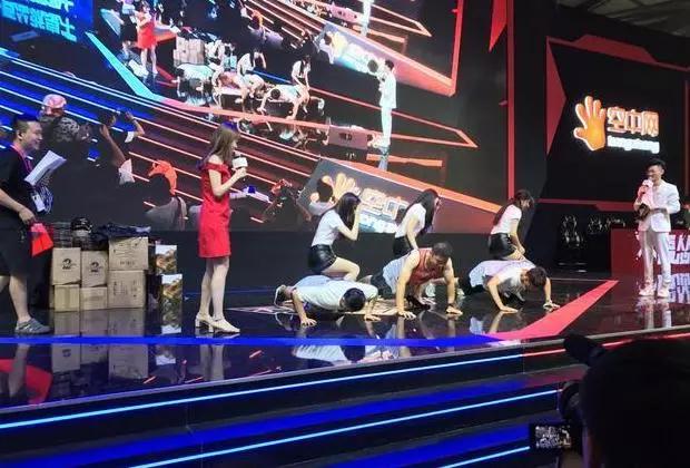 军武游戏强势出击 空中网展台人气爆棚 (8)