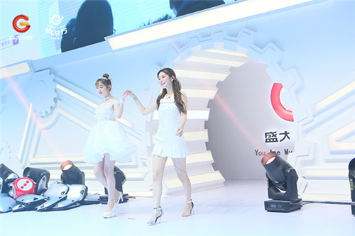 盛大游戏818地铁专列启程 学霸女团CJ公演落幕 (2)