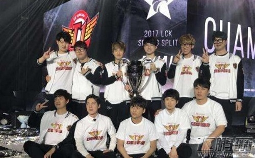 虎牙直播全程MSI 网友又是SKT战队的表演？ (1)
