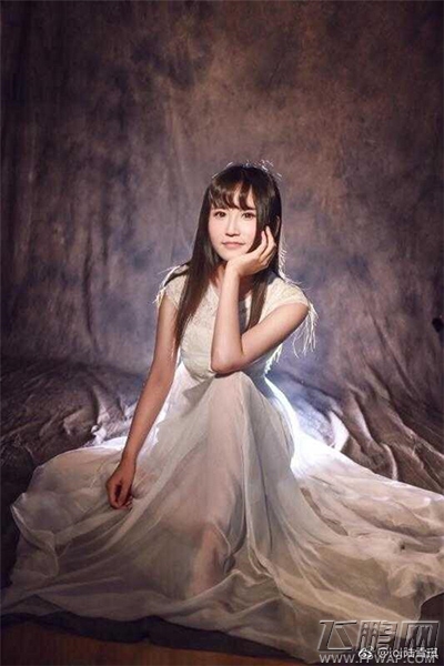 LOL女主播粉丝不及冯提莫 但仅一小举动让无数人路转粉 (1)