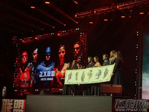 大电影首映礼群星闪耀《正义联盟：超级英雄》玩家代表面基主演 (1)