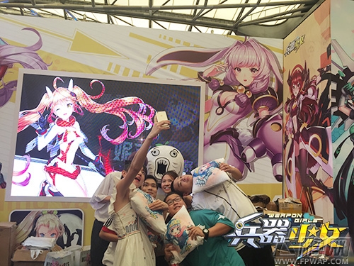 王尼玛暴漫众星搞怪助阵《兵器少女》ChinaJoy看点回顾 (3)