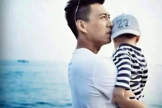靳东晒照为儿子庆生，5岁儿子戴头盔骑骏马超有范遭网友喊：小爷.jpg